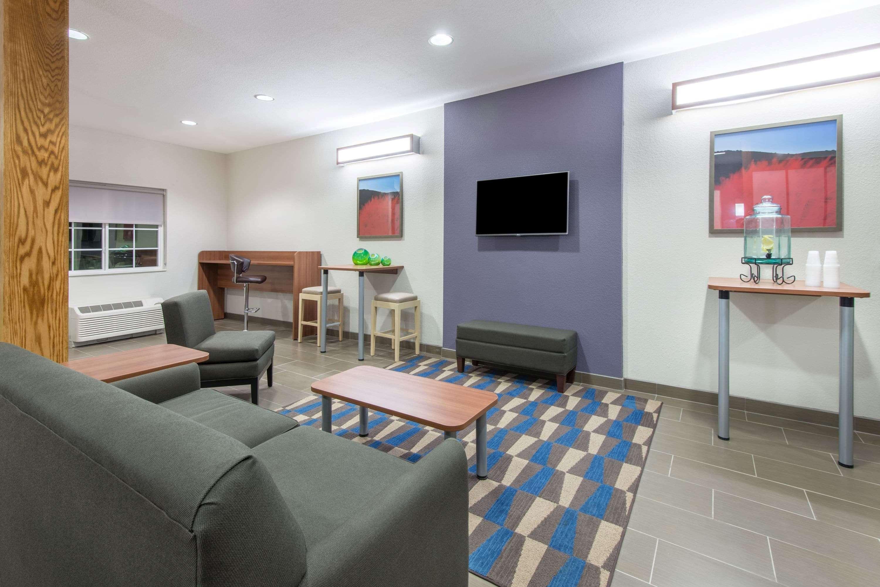 Microtel Inn & Suites By Wyndham Cadiz Eksteriør bilde