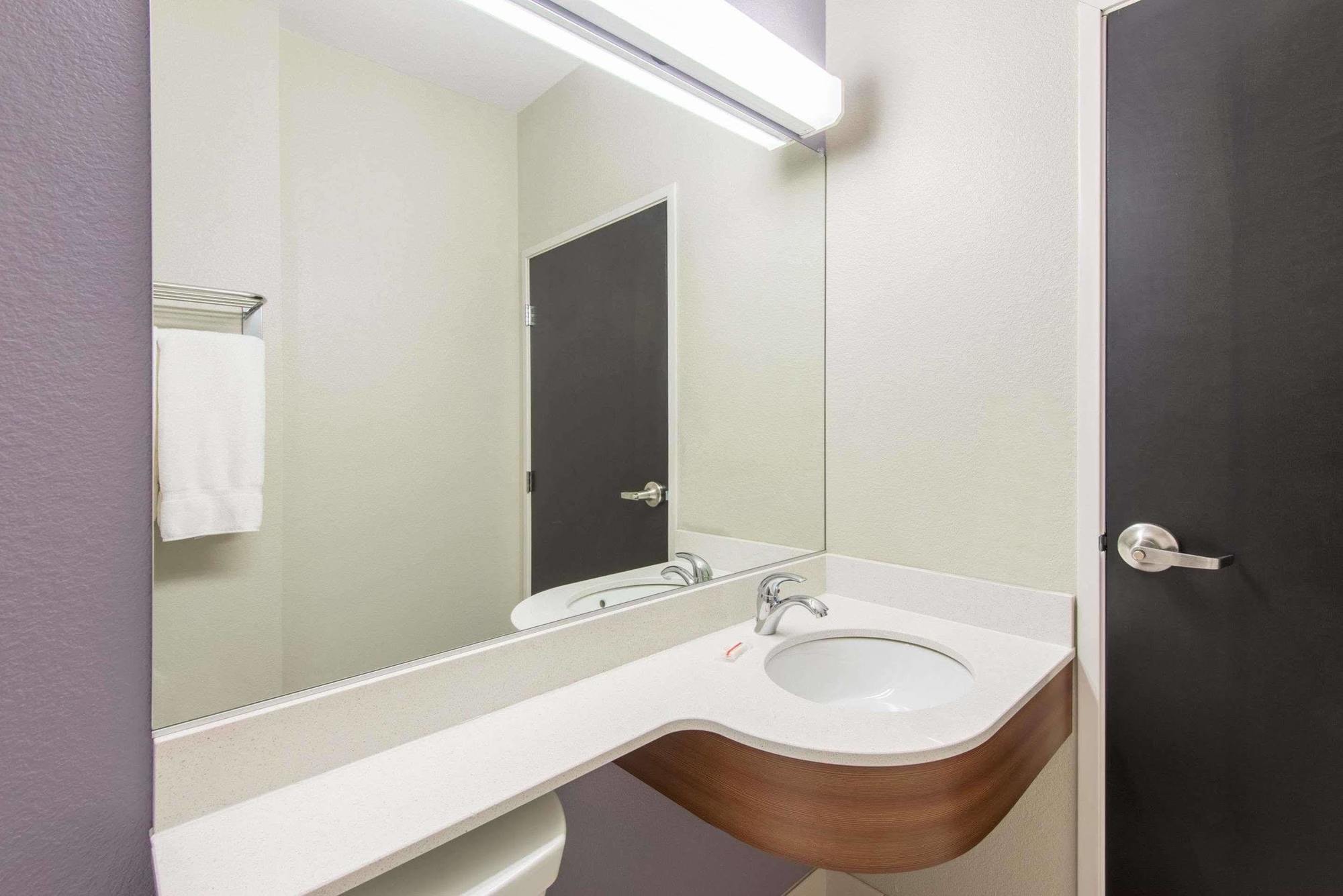 Microtel Inn & Suites By Wyndham Cadiz Eksteriør bilde