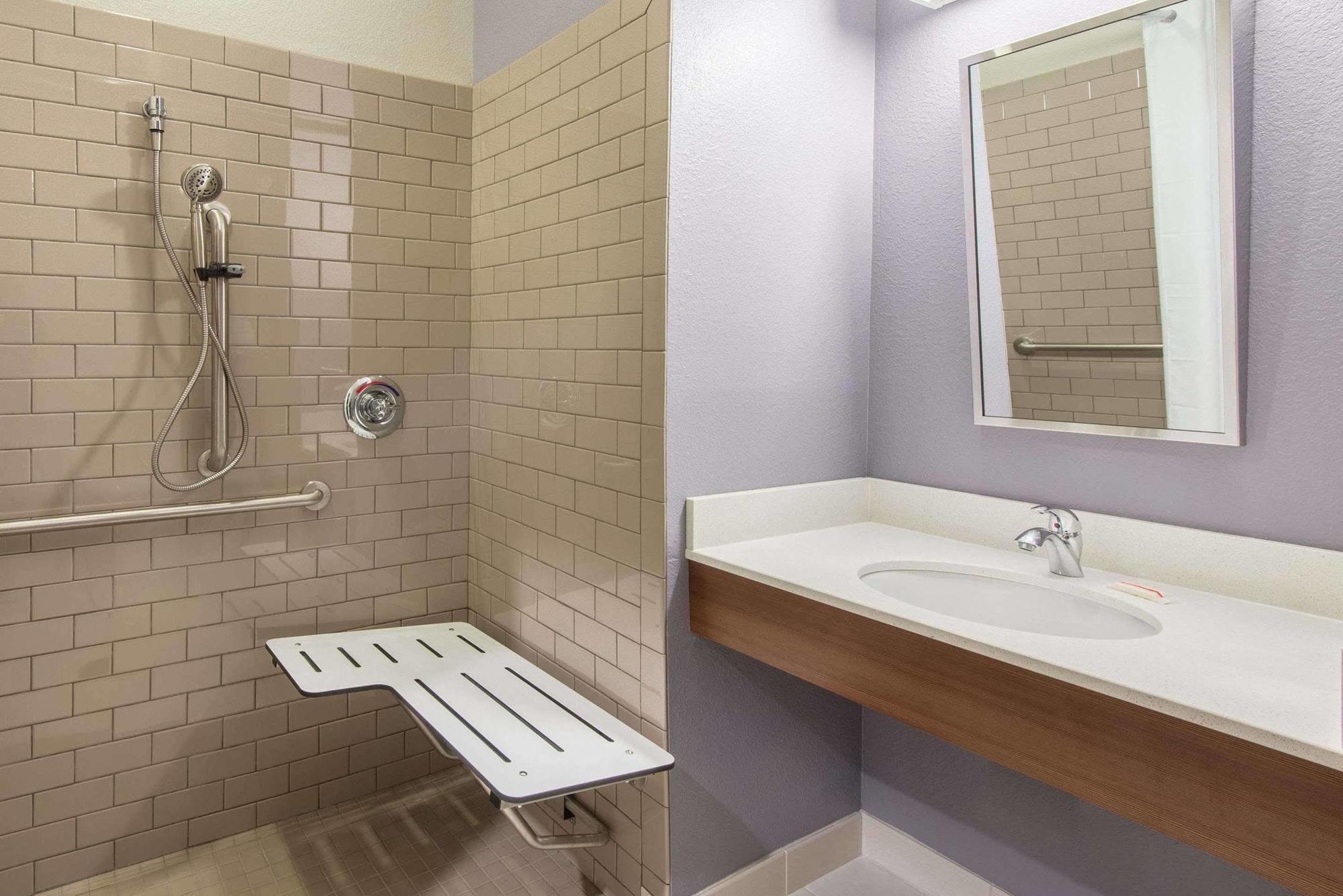 Microtel Inn & Suites By Wyndham Cadiz Eksteriør bilde